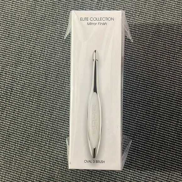 Brand new Artis brush! I LOVE the one that I use - makeup game changer. - Picture 5 of 8